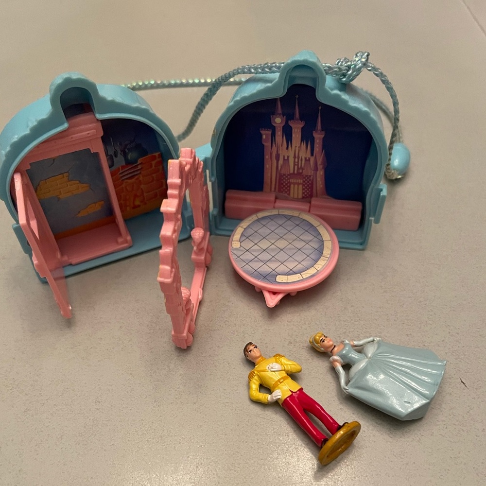 Vintage Cinderella compact locket 1995